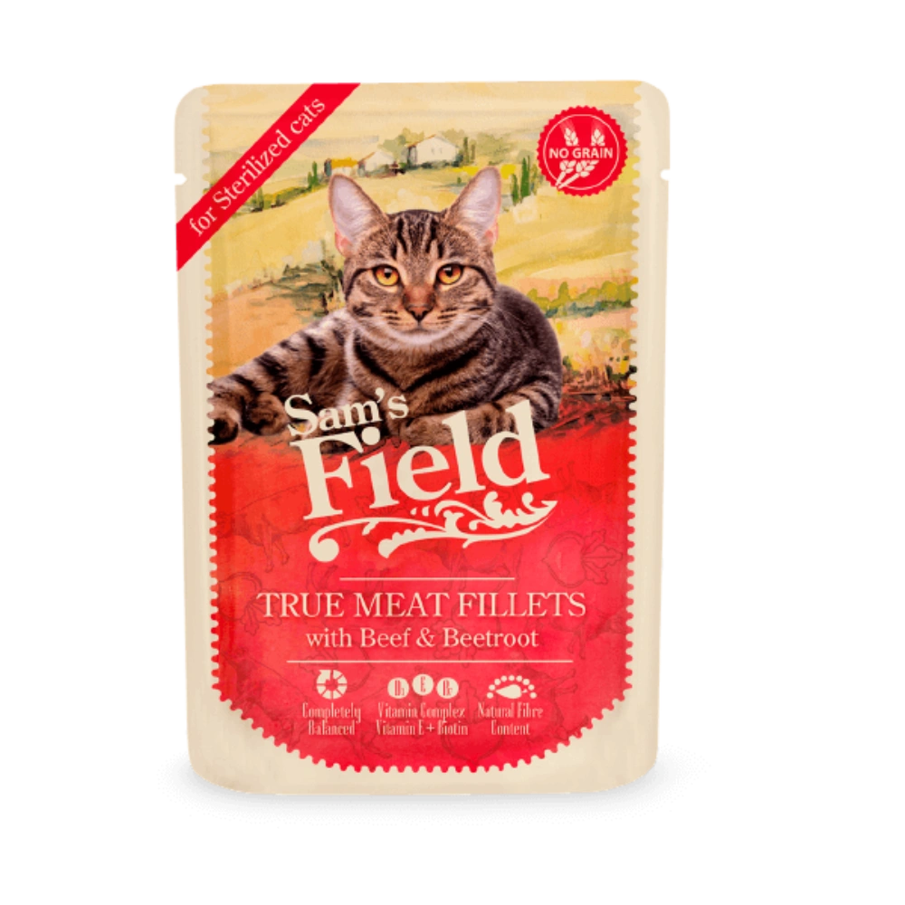 Una bolsa de comida para gatos Sam's Field con Ternera y Remolacha, con gato.