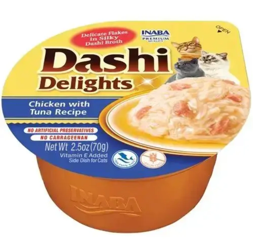 Comida para gatos Dashi Delights: Pollo con Atún. Presenta gatos y comida en caldo.