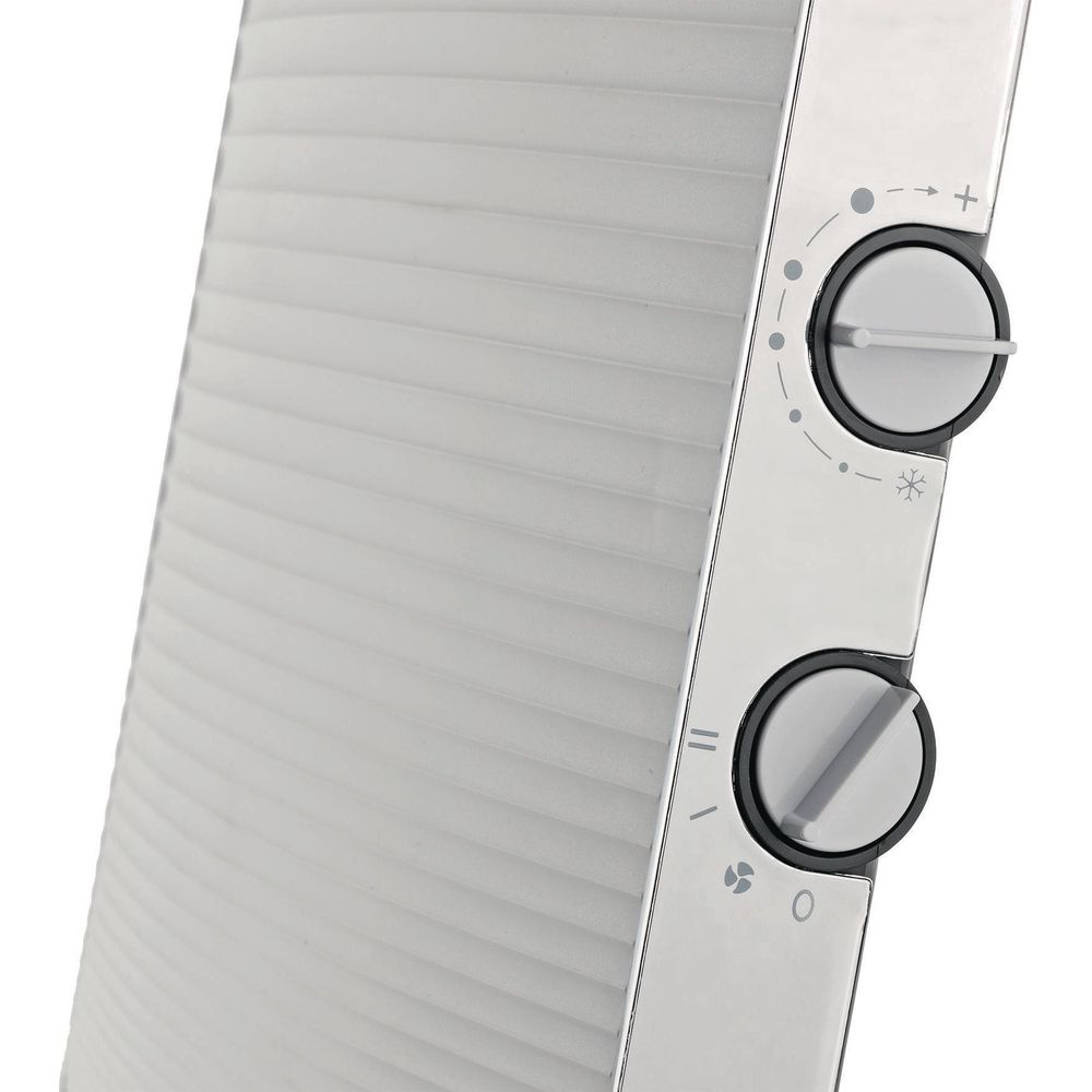 Gros plan d'un radiateur blanc avec des boutons de commande et des symboles, fond blanc.