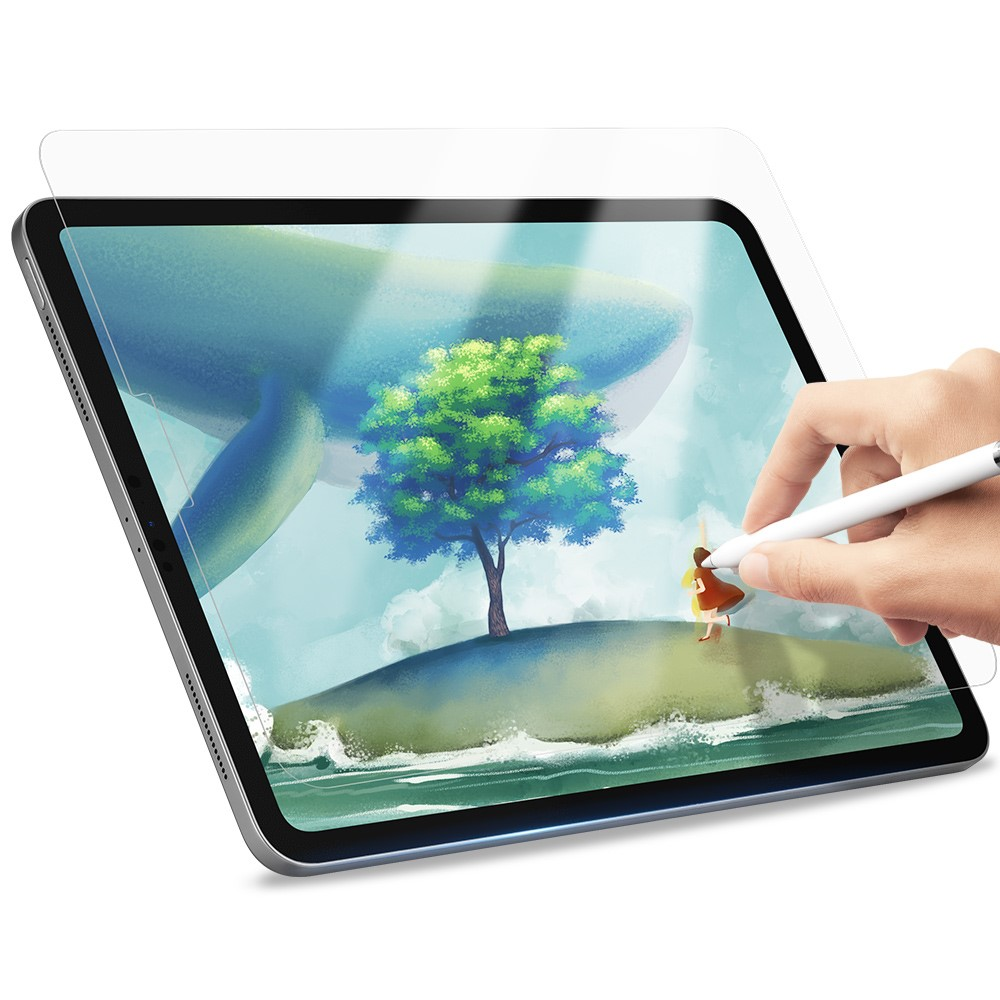 Eine Hand benutzt einen Stift, um auf einem Tablet zu zeichnen, das einen Wal, einen Baum und eine Insel zeigt.