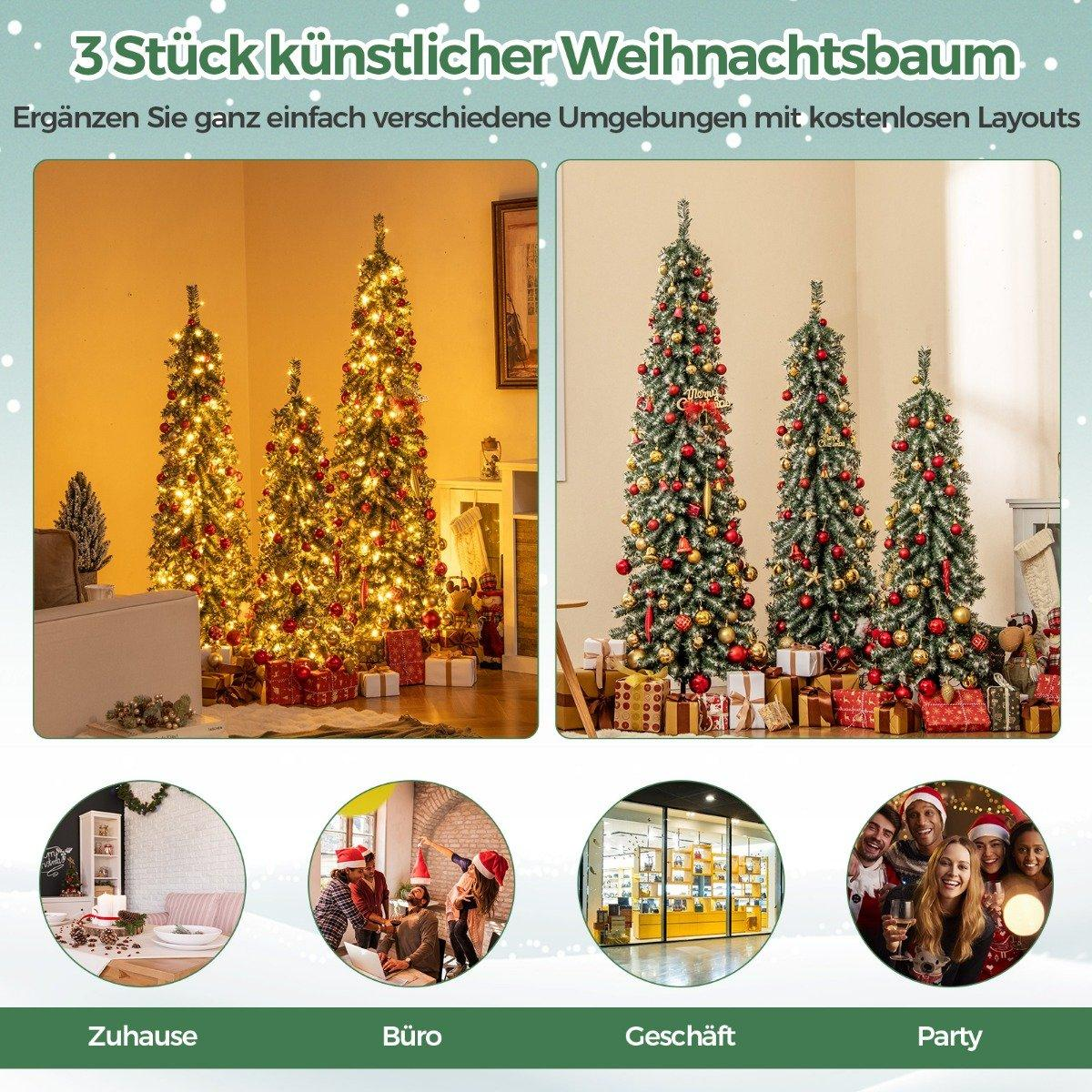 Drie versierde kerstbomen met lichtjes en cadeaus op de voorgrond.