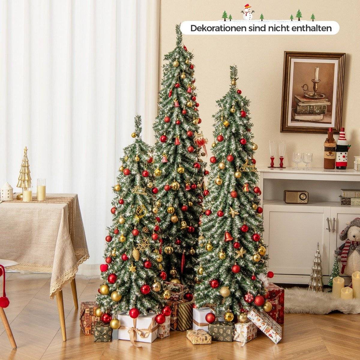 Drie versierde kerstbomen met rode en gouden ornamenten, cadeaus op de grond.