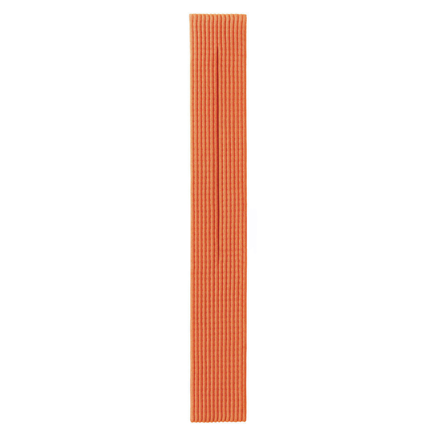 Un elastico arancione con coste verticali, isolato su sfondo bianco.