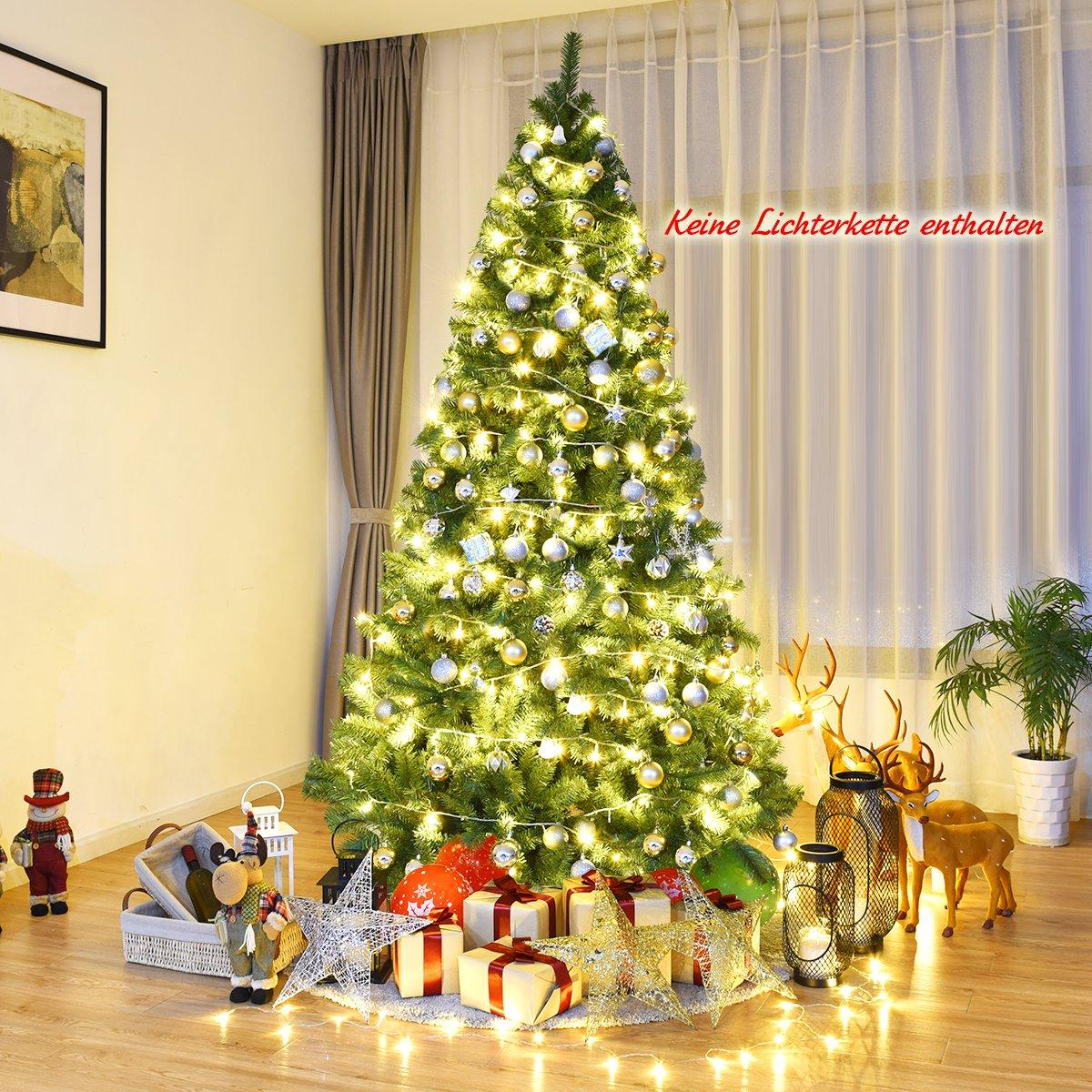 Een versierde kerstboom met cadeaus en decoraties in een kamer.