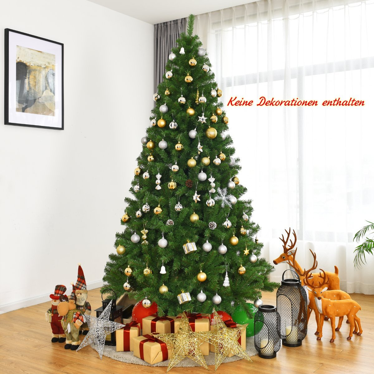 Een versierde kerstboom met cadeaus, figuren en herten.