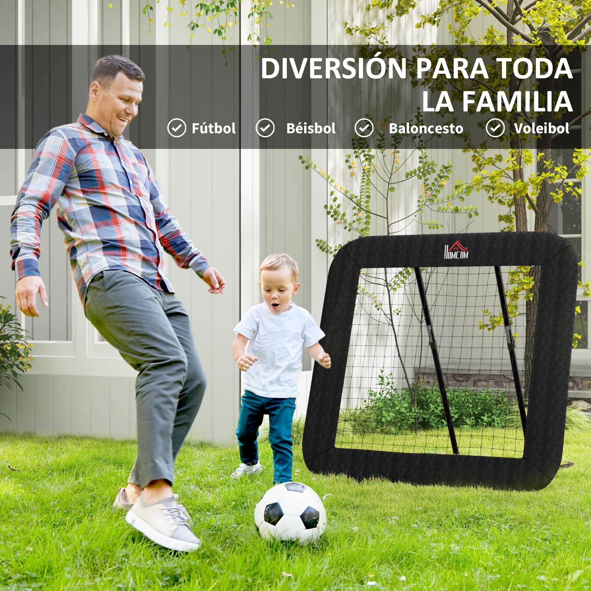 Padre e hijo juegan al fótbol en el jardín junto a una portería negra.