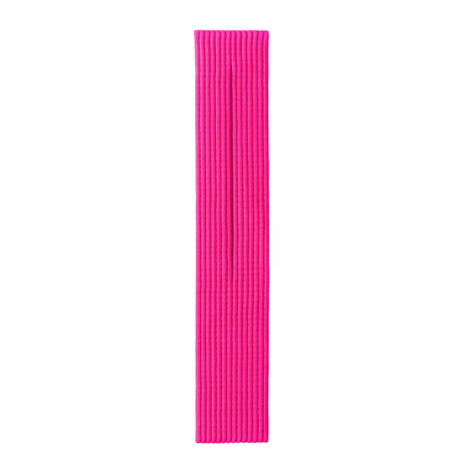 Ein einzelnes, schmales, geripptes, leuchtend pinkes Gummiband auf weißem Hintergrund.