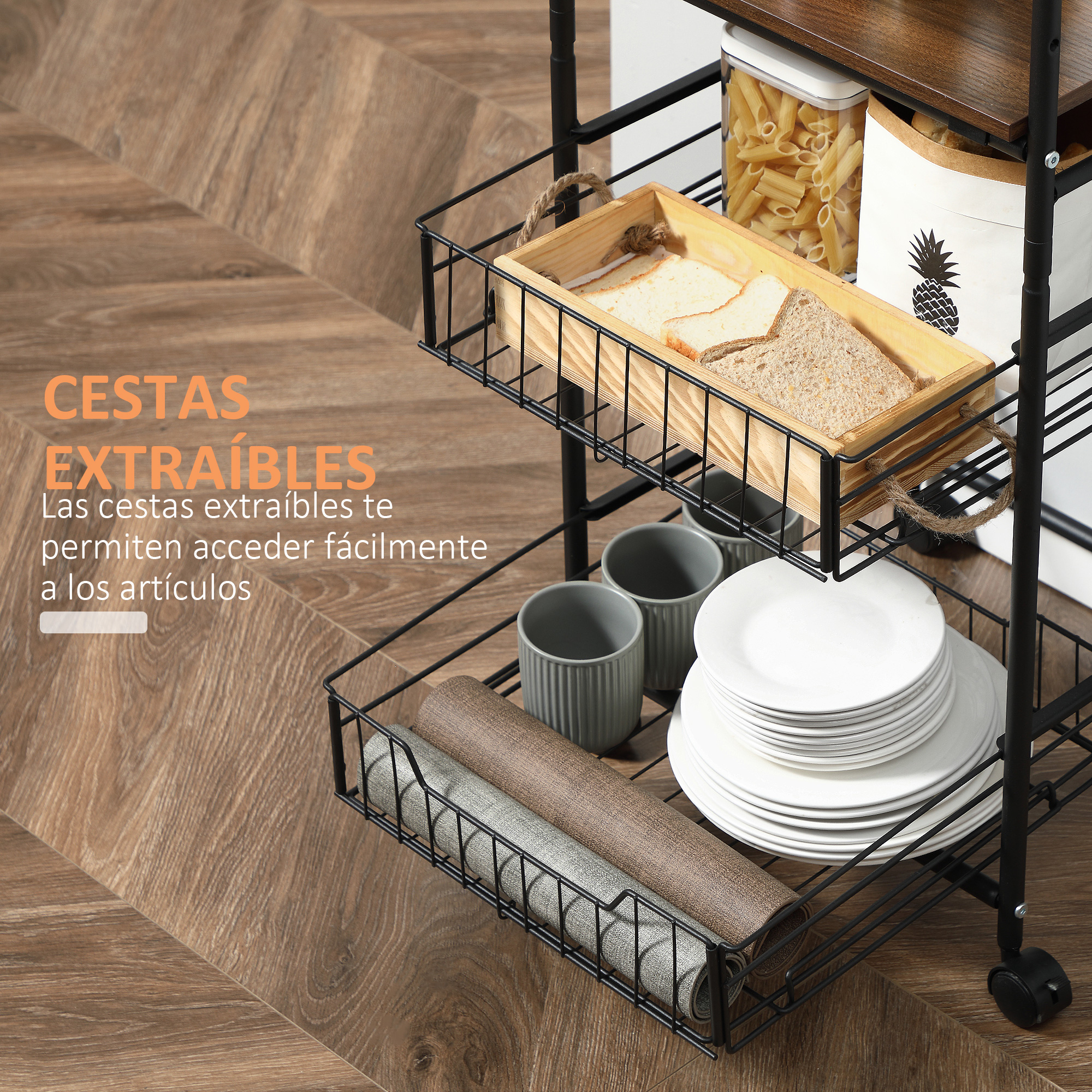 Un carrito de cocina con estante de madera, cestas de alambre, pan, pasta, tazas y platos.