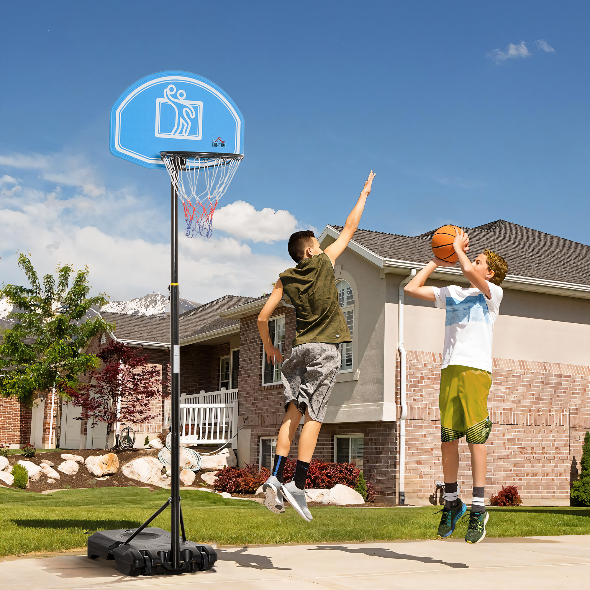 Dos niños juegan al baloncesto frente a una casa en un día soleado.