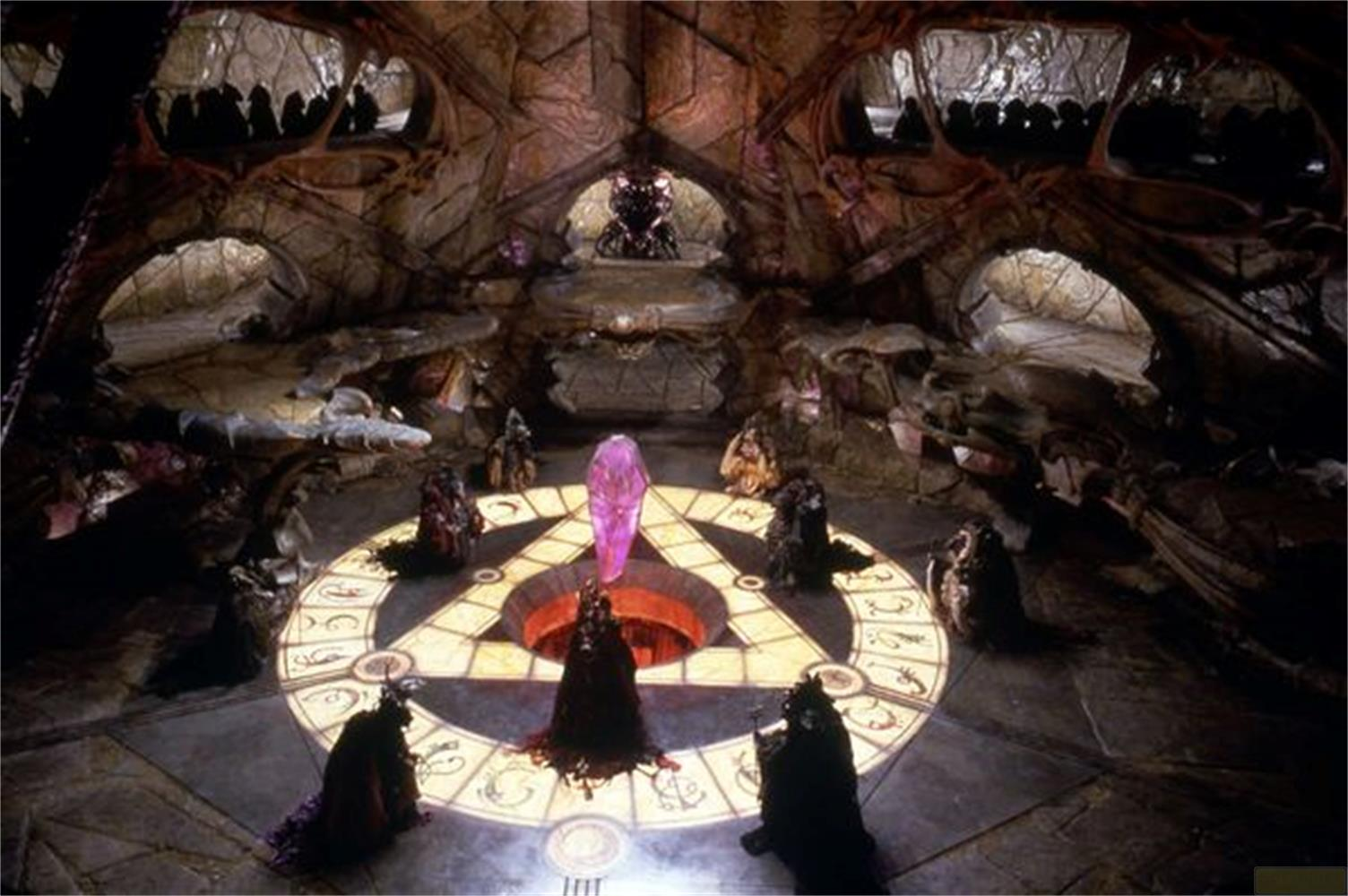 Scena mistica con creature attorno a un cristallo luminoso su un cerchio magico.