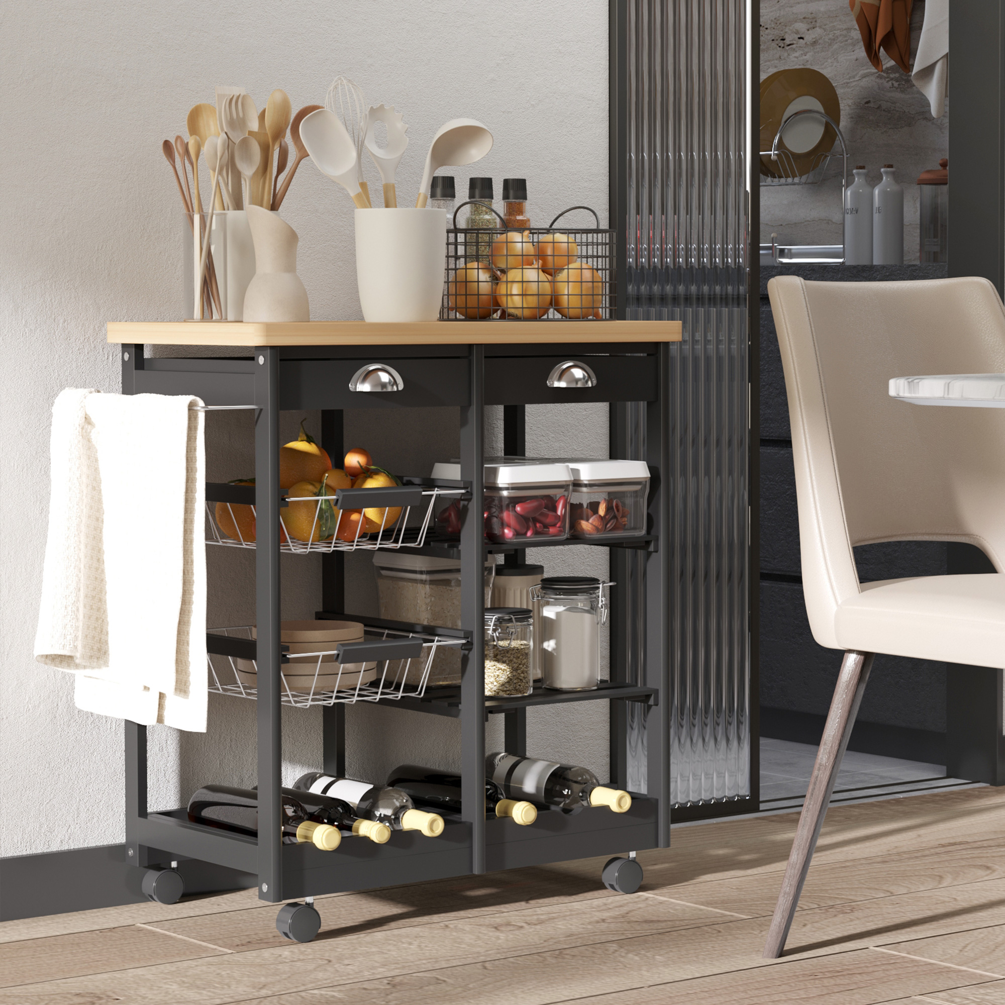 Un carrito de cocina con tapa de madera, cajones, cestas con fruta y botellas.