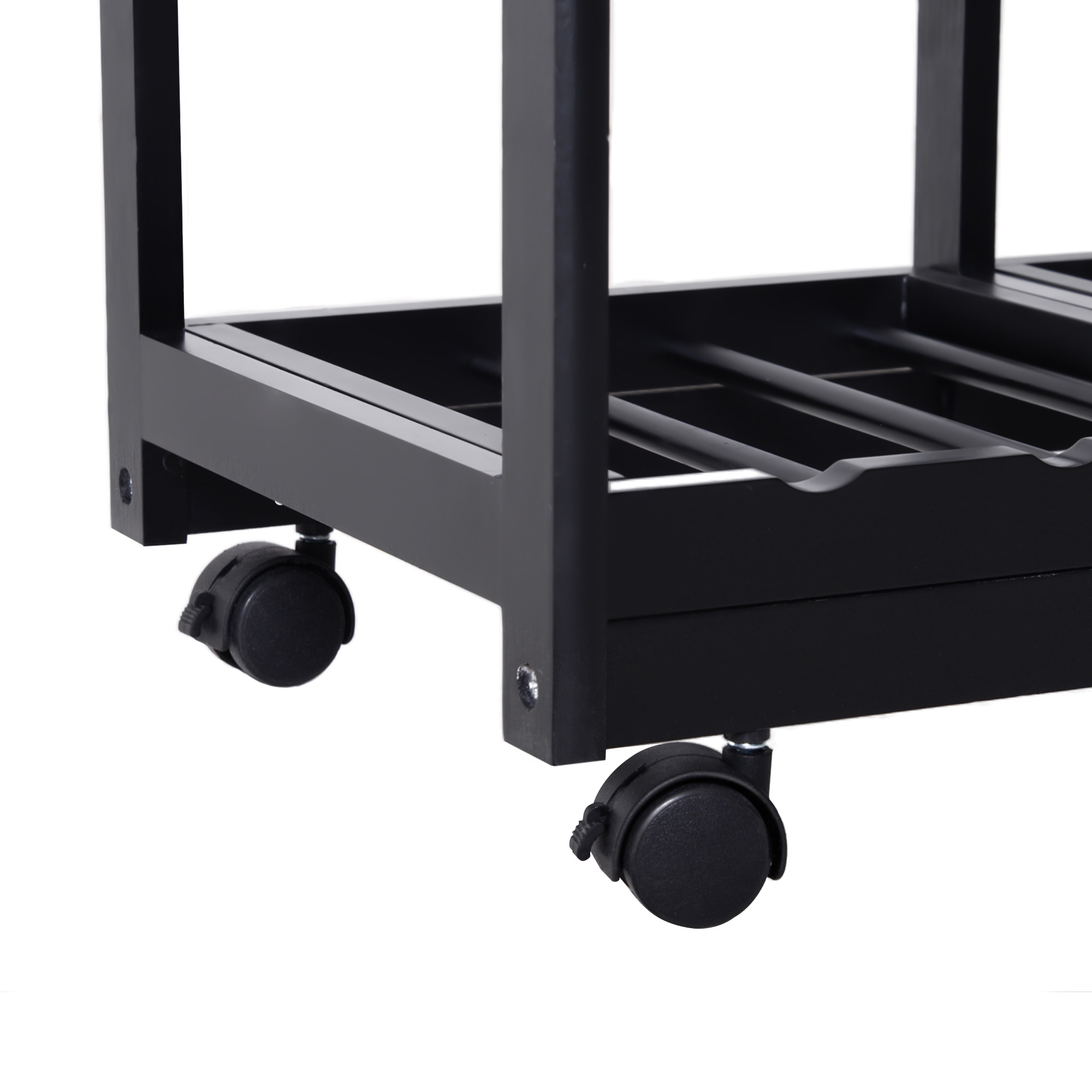 Primer plano de un carrito negro con ruedas.