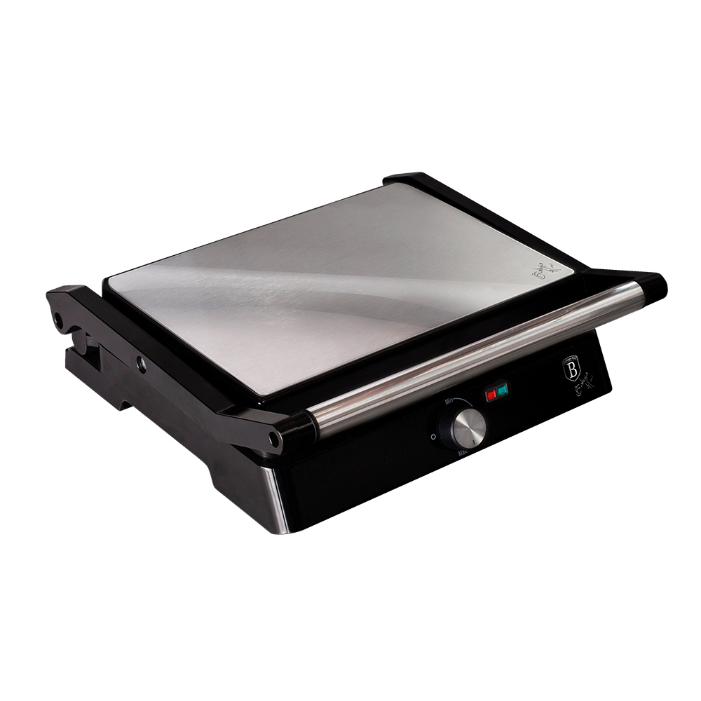 Ein geschlossener schwarzer Kontaktgrill mit Edelstahlplatten und silbernem Griff.
