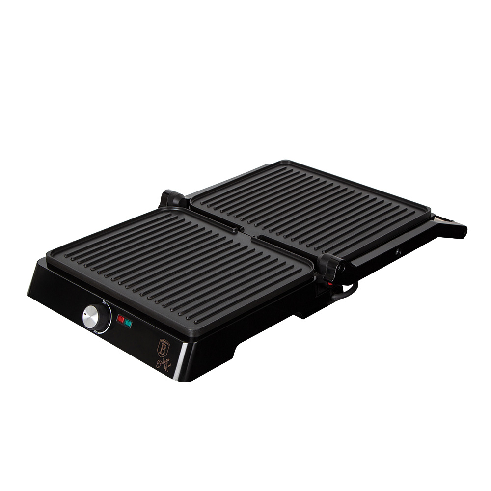 Ein schwarzer, geöffneter Kontaktgrill mit gerillten Platten steht auf weißem Hintergrund.