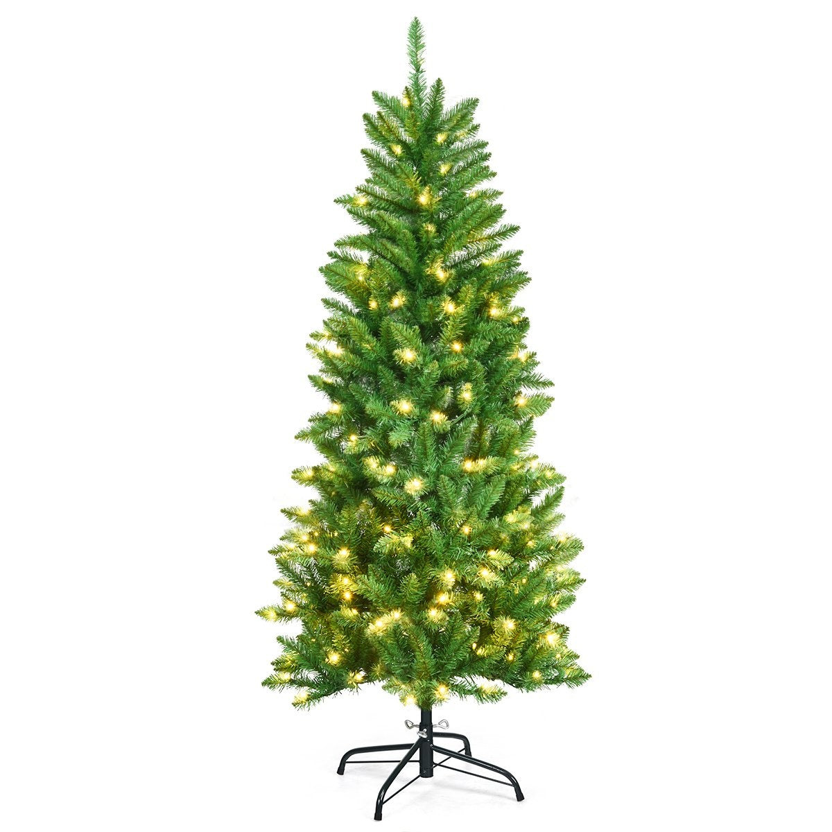 Een groene kerstboom met lampjes op een zwarte standaard.