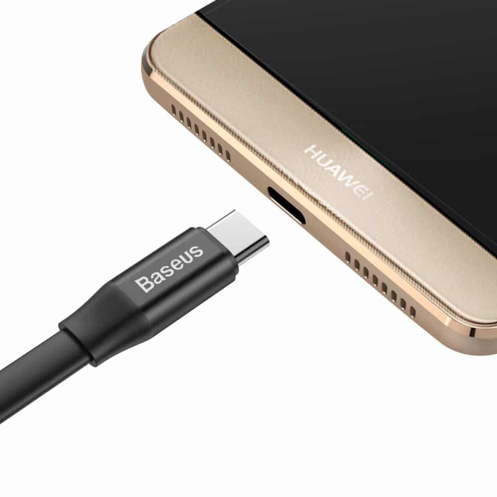 Ein schwarzes USB-C-Kabel mit dem Baseus-Logo neben einem goldenen Huawei-Telefon.