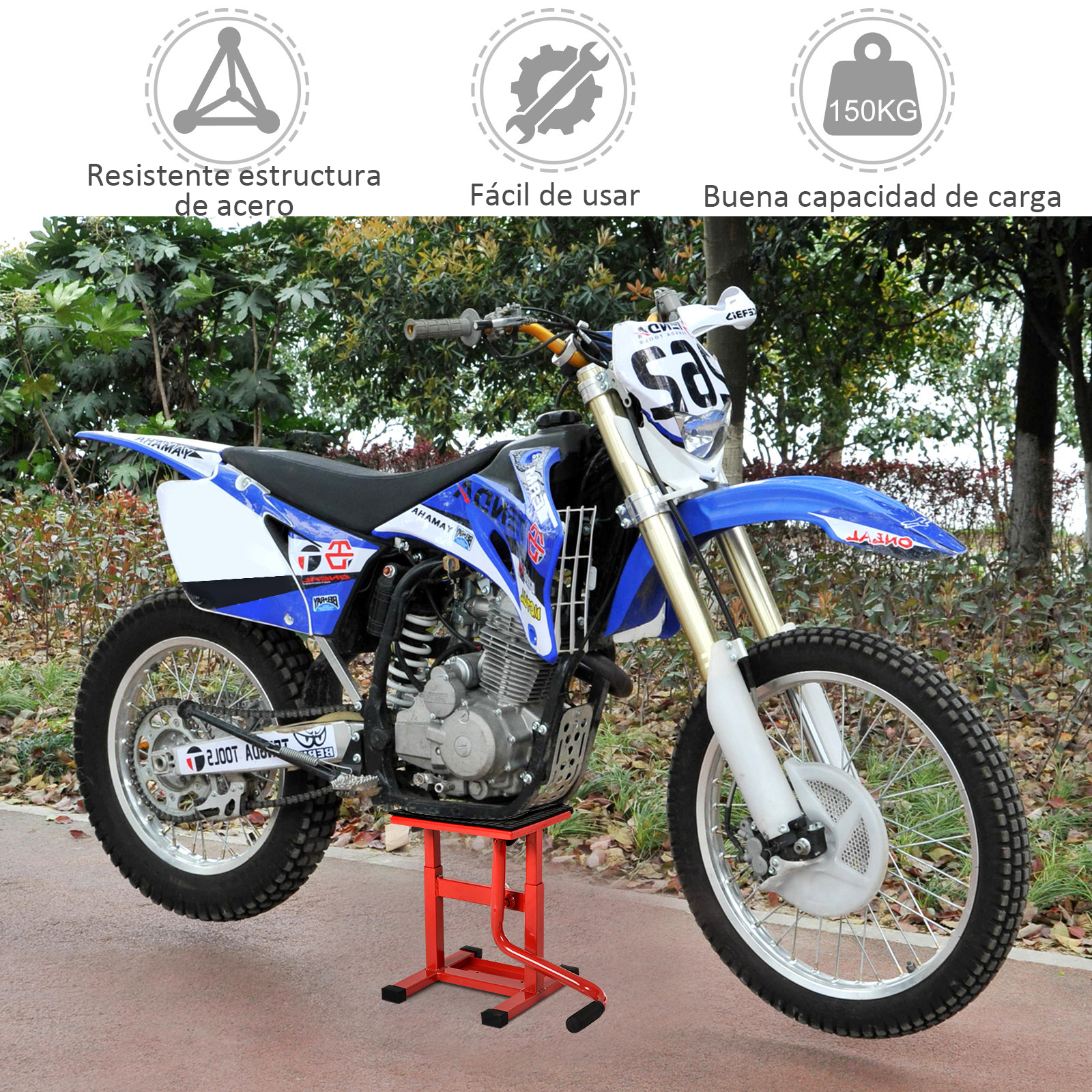 Una moto de tierra azul y blanca sobre un soporte rojo, con árboles detrás.