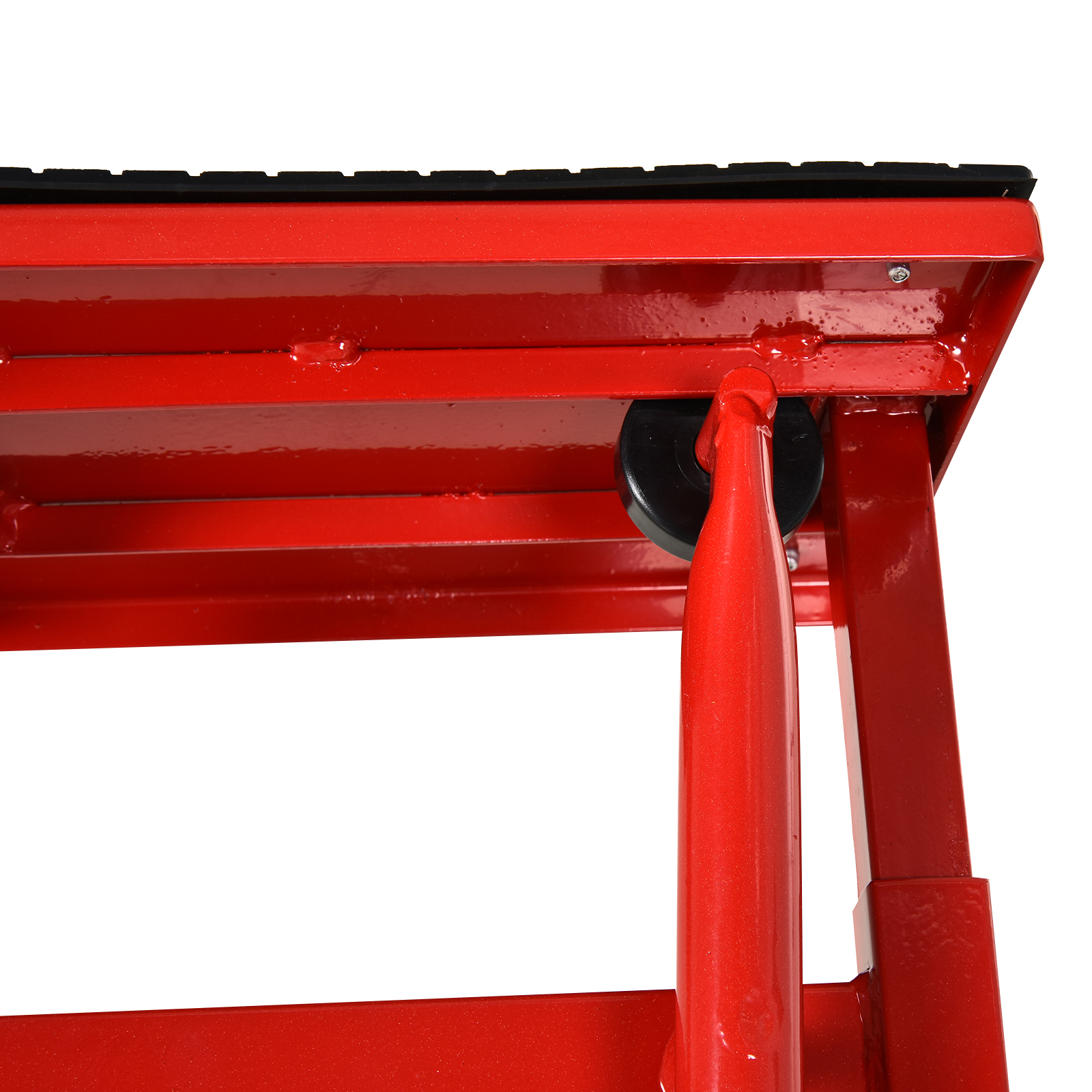 Primer plano de una elevadora roja con rueda negra y asa.
