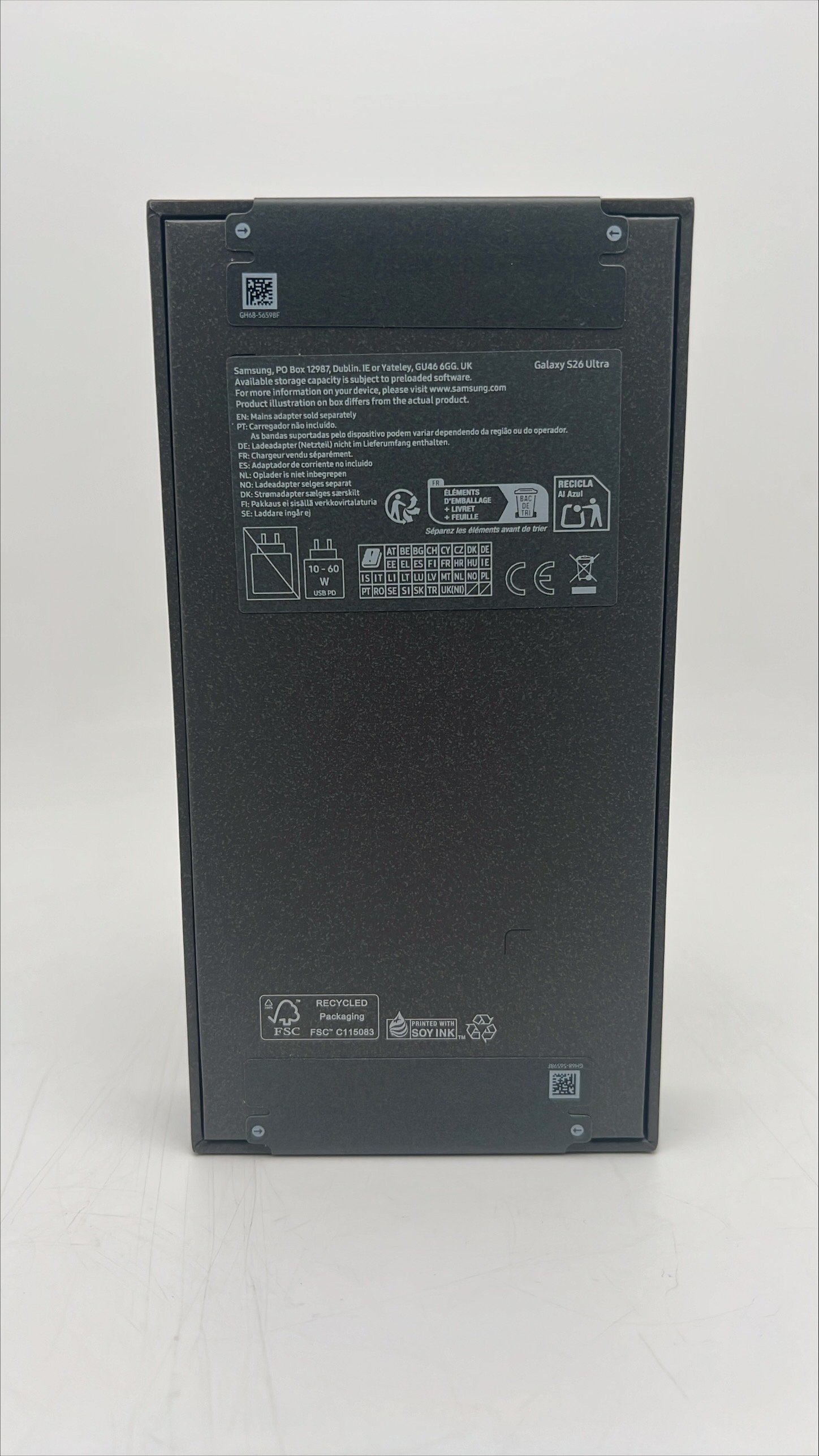 Tył czarnego pudełka Samsung Galaxy S26 Ultra z informacjami.