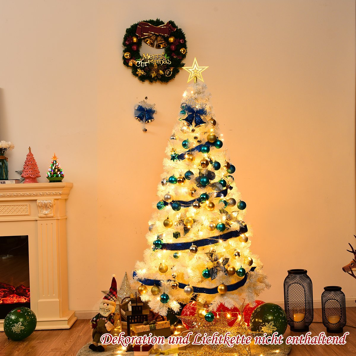 Een witte kerstboom versierd met blauwe en gouden ornamenten, verlicht.