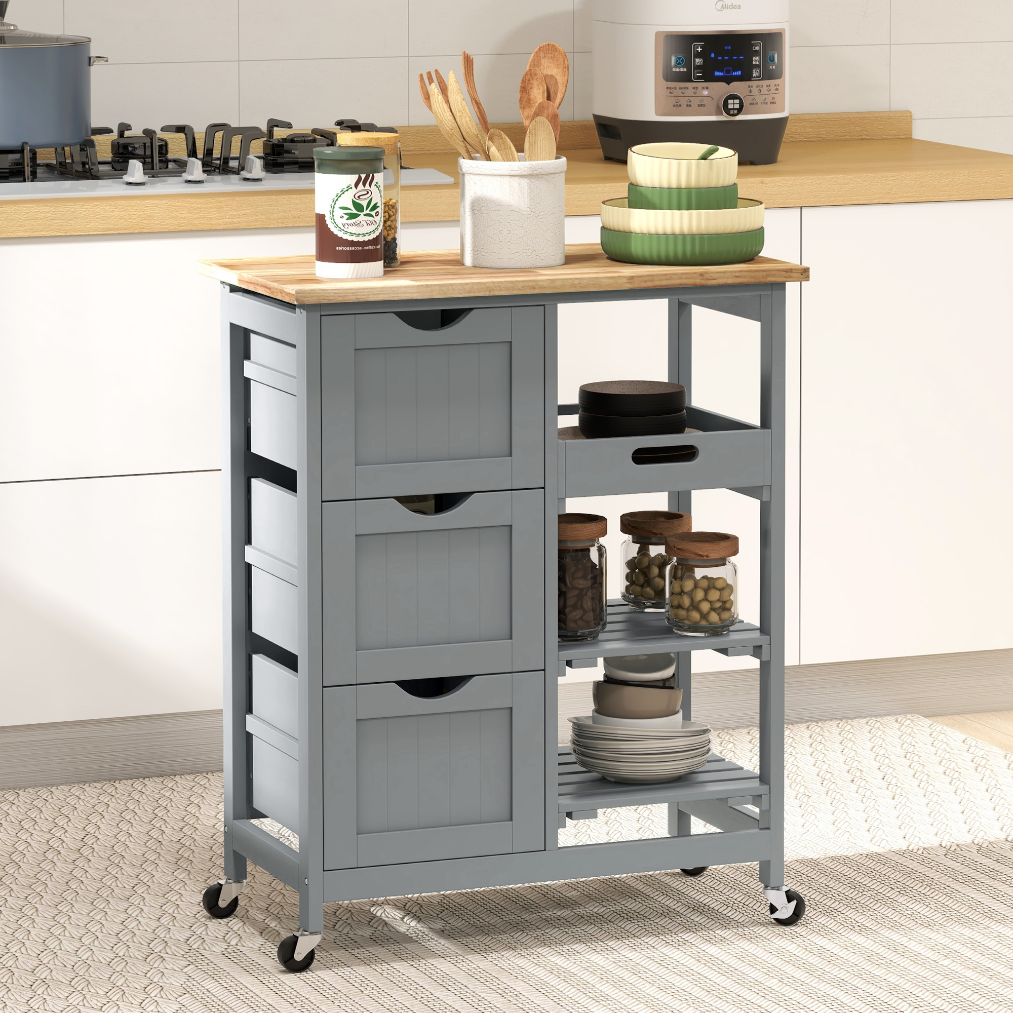 Carrito de cocina gris con tapa de madera, cajones y estantes con platos.