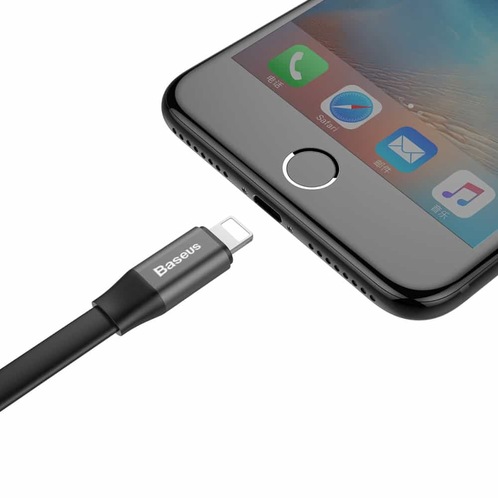 Czarny kabel ładujący z logo Baseus jest podłączany do iPhone'a.