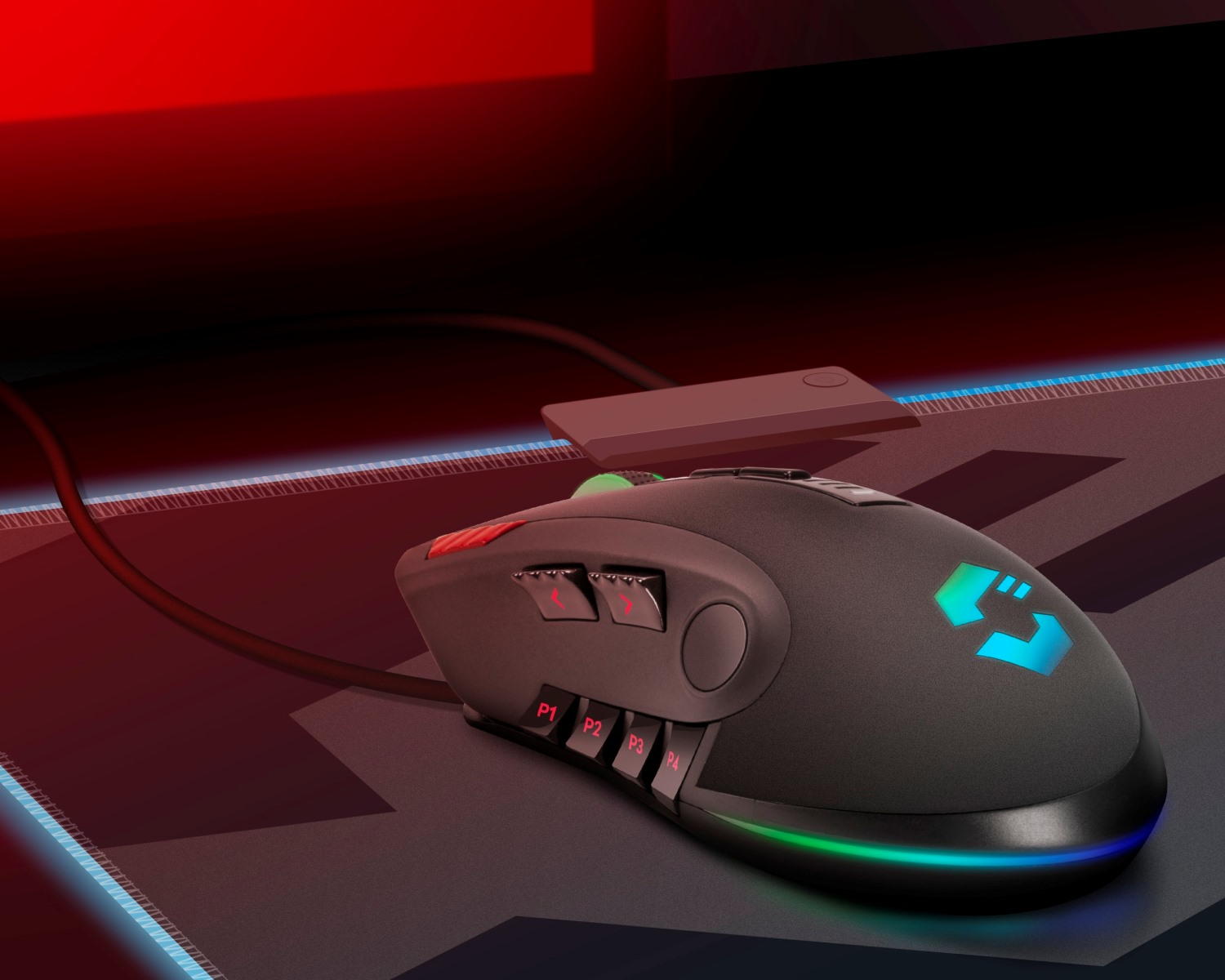 Mouse da gaming nero con luci blu e rosse su tappetino nero.