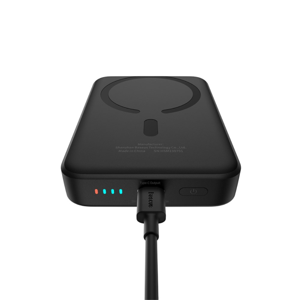 Power bank nero con cerchio magnetico e luci di carica. Cavo Type-C collegato.