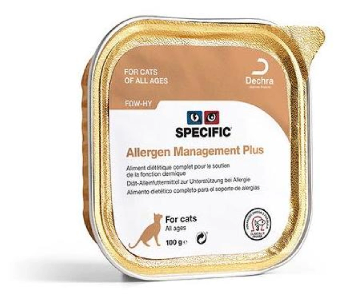 Una bandeja sellada con papel de aluminio dorado de comida para gatos de todas las edades.