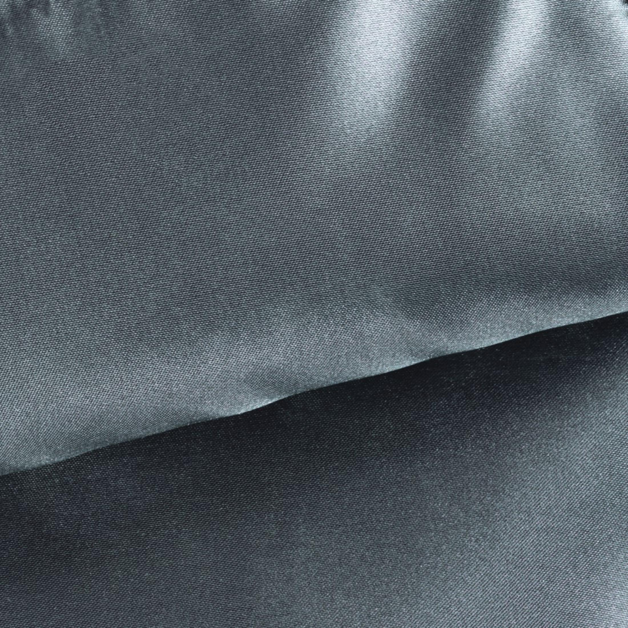 Szara teksturowana tkanina z miękkimi fałdami.