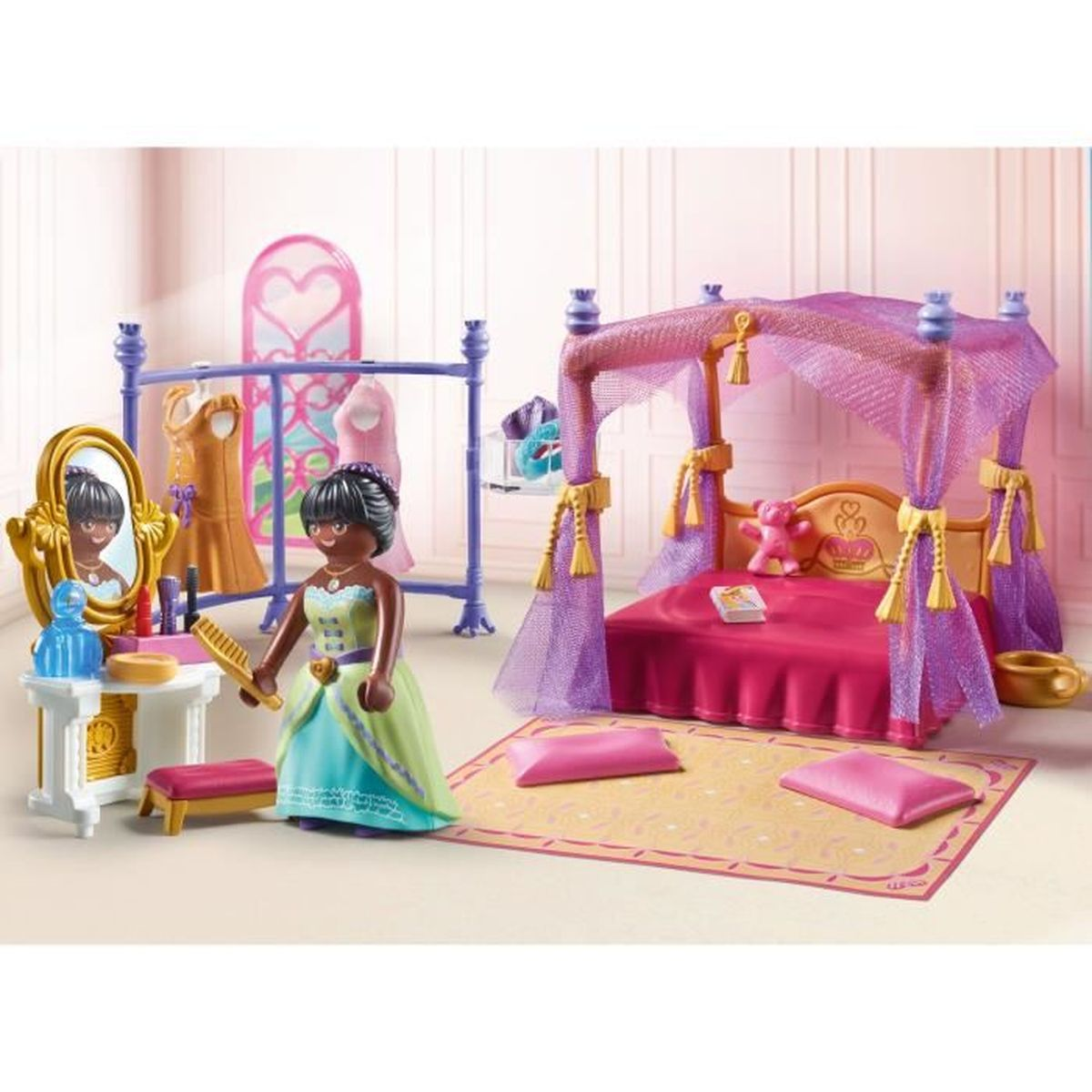 Ein Mädchen mit Bürste steht vor einem Schminktisch neben einem Kleiderständer und einem Himmelbett.