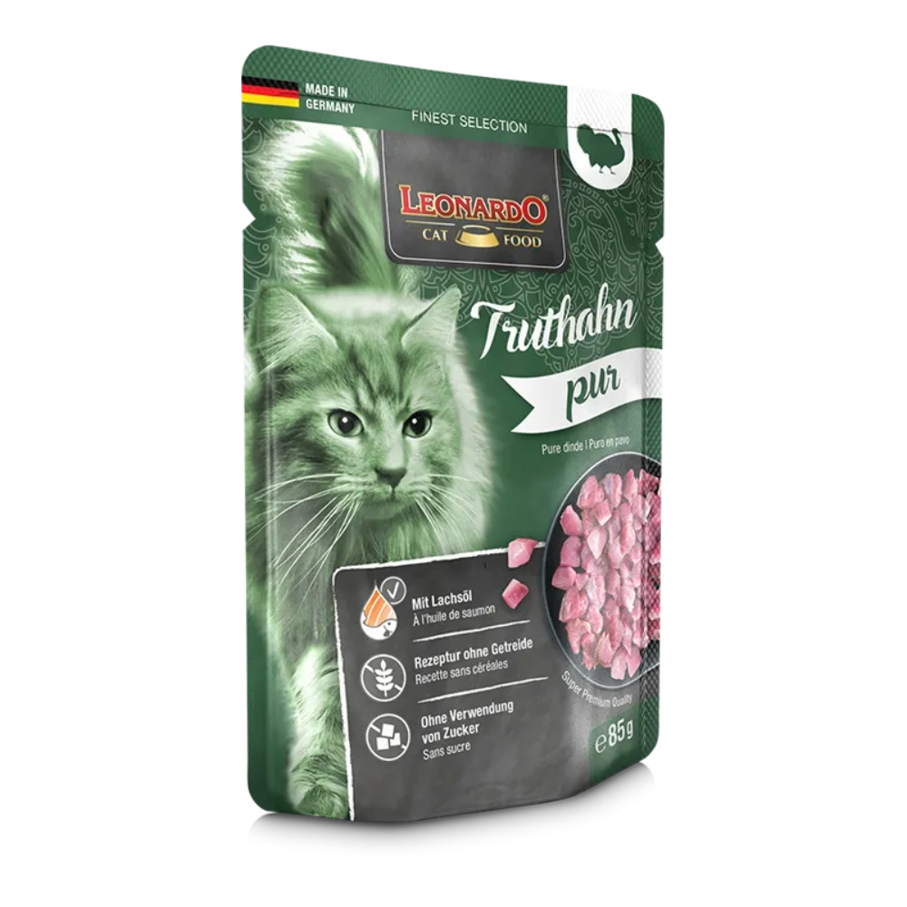 Bolsa de comida para gatos Leonardo Pavo Puro con un gato verde y cubos de carne rosa.