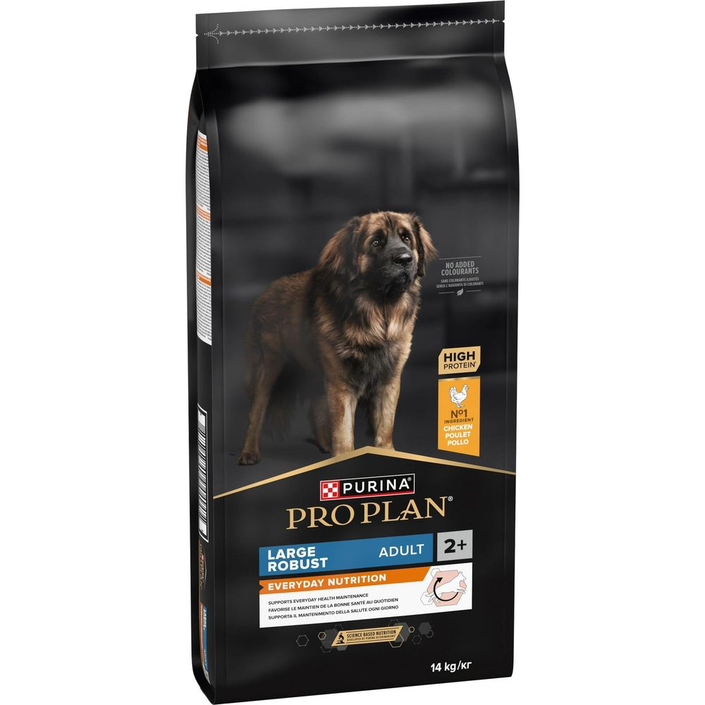 Ein großer, brauner Hund steht vor einer Packung Hundefutter mit Huhn.
