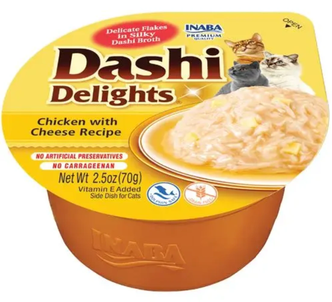 Comida para gatos con pollo y queso en caldo Dashi, con tres gatos encima.