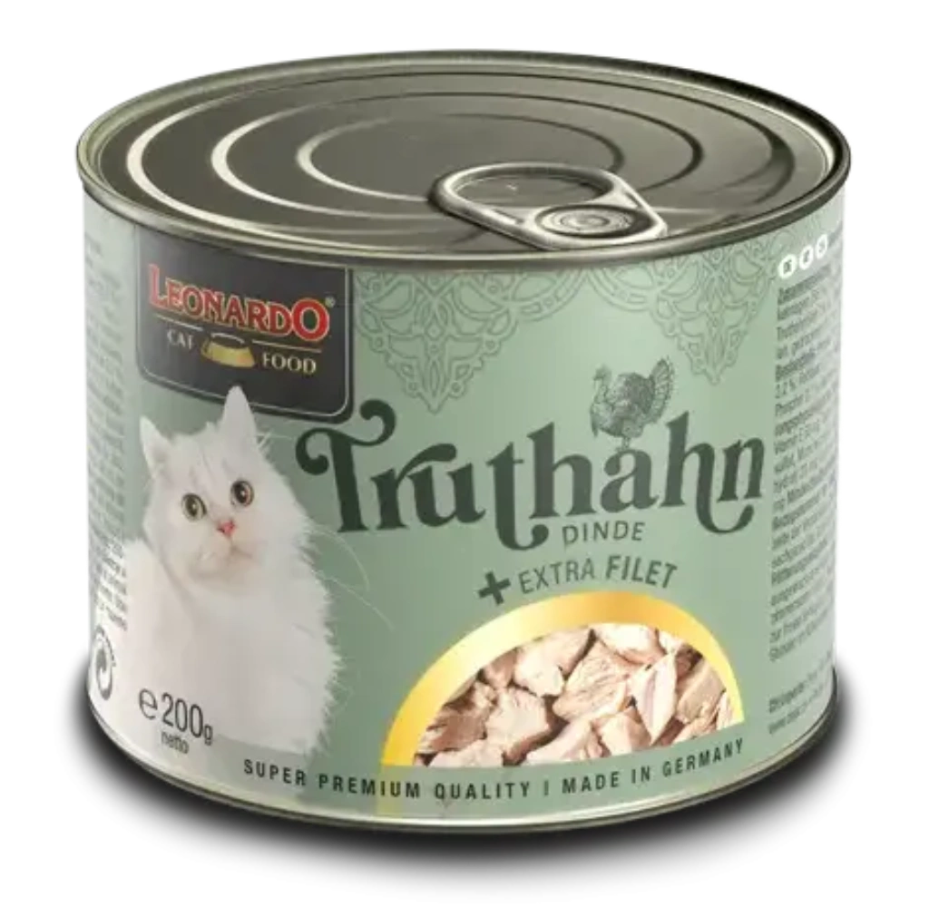 Una lata de comida para gatos Leonardo de pavo con un gato blanco y trozos de carne.