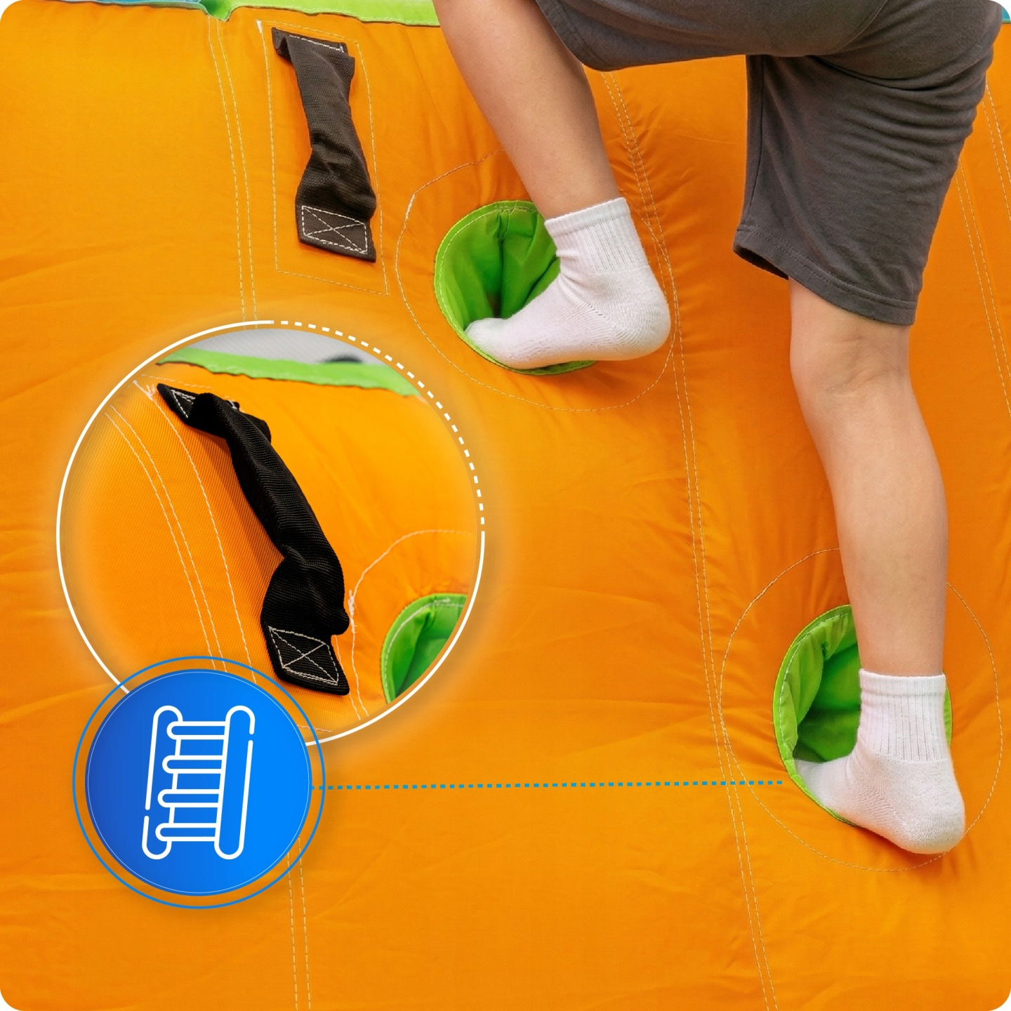 Ein Kind klettert auf einem orangen Spielgerät mit grünen Griffen.