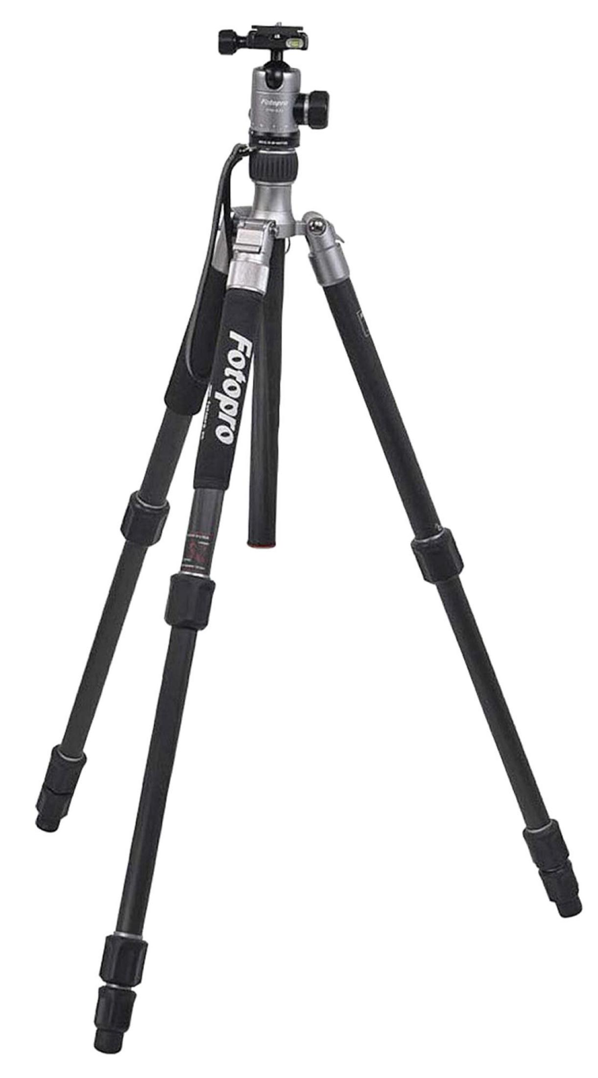 Czarny statyw Fotopro z srebrną głowicą i trzema wysuwanymi nogami.