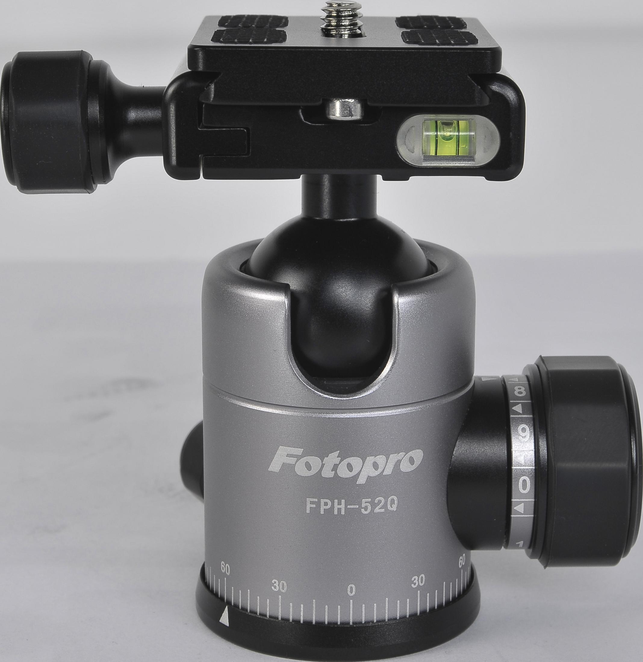 Srebrna głowica kulowa Fotopro FPH-52Q z czarnymi pokrętłami i poziomicą.