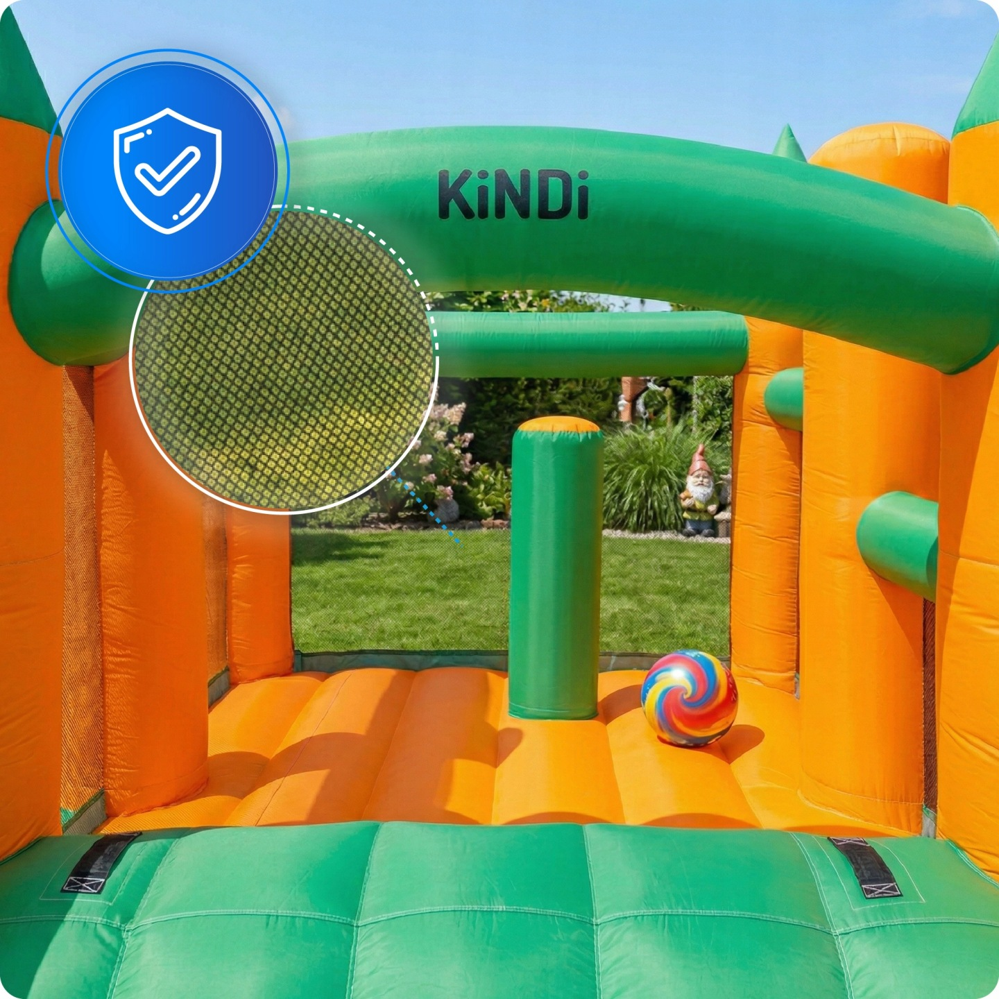 Ein aufblasbarer Spielbereich in Orange und Grün mit einem bunten Ball.