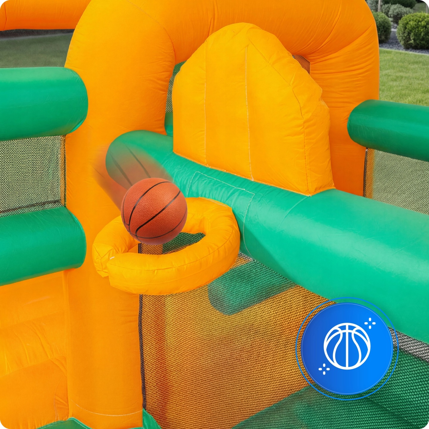 Ein aufblasbarer Basketballkorb mit einem Ball, der hindurchfliegt.