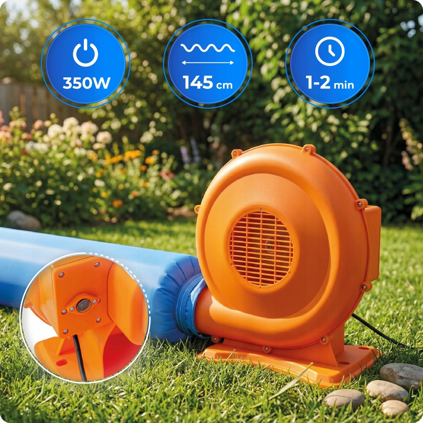 Pomarańczowy wentylator stoi na trawie obok niebieskiej rury. Ikony pokazują 350W, 145cm, 1-2 min.