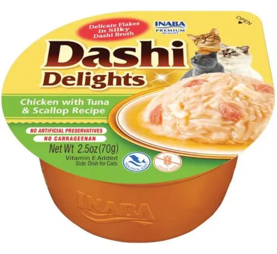 Comida para gatos Dashi Delights con pollo, atún y vieira en caldo.