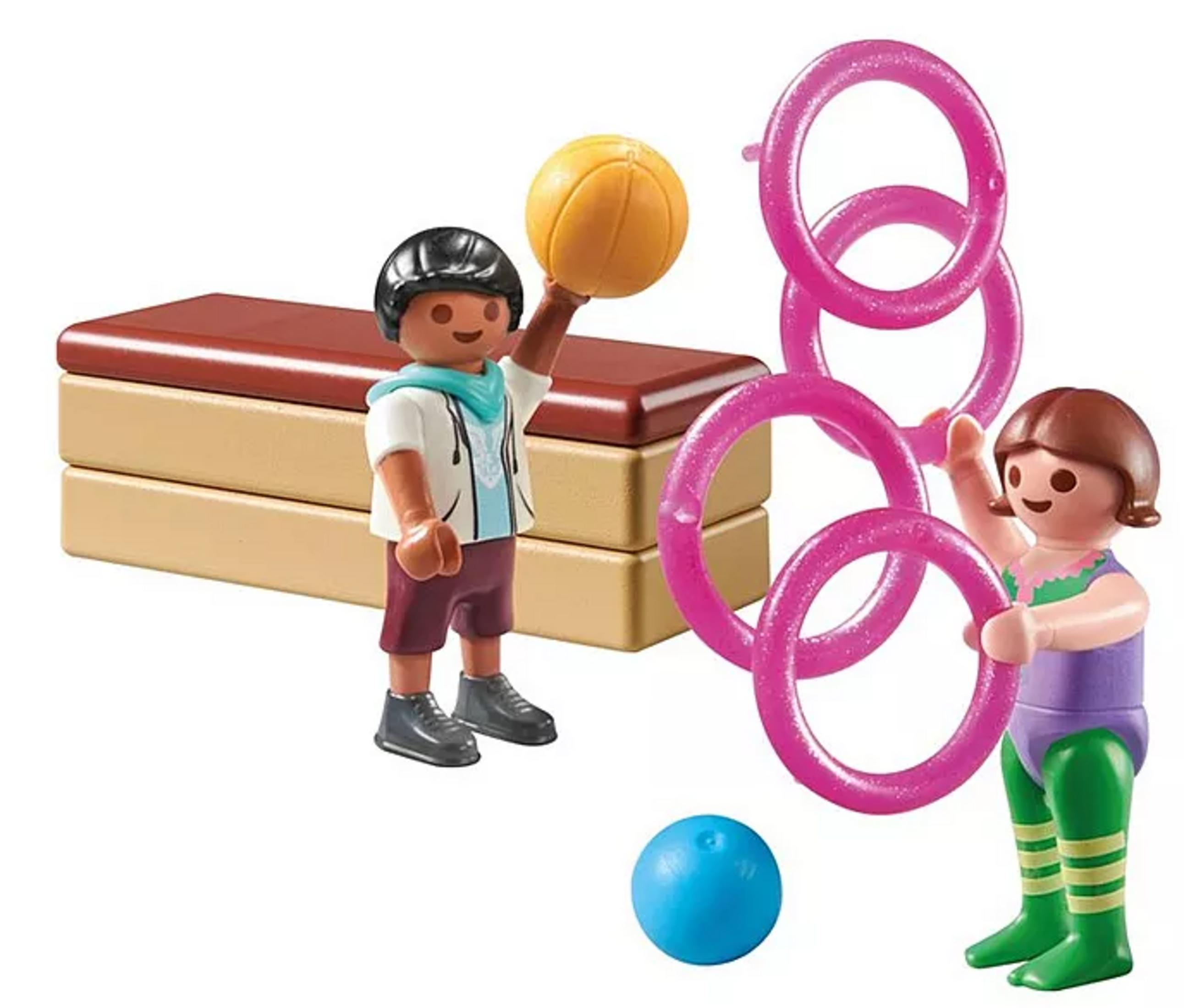 Zwei Playmobil-Figuren mit einem Basketball, Ringen und einem Podest.