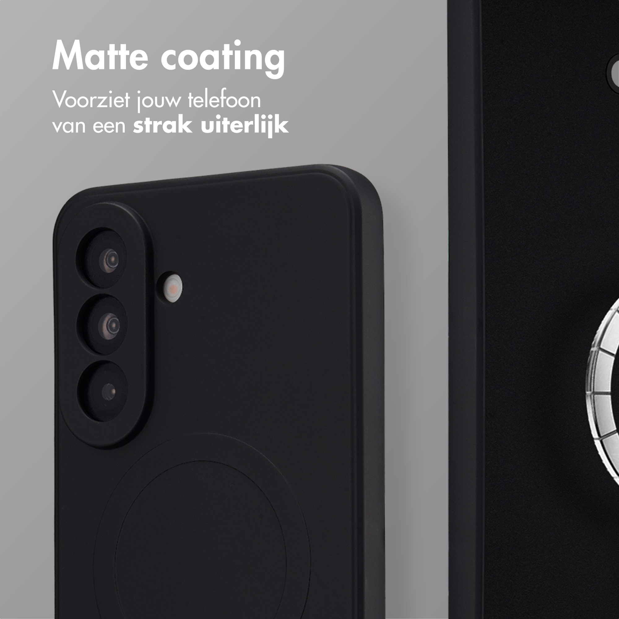 Smartphone noir avec trois caméras et flash sur fond gris.