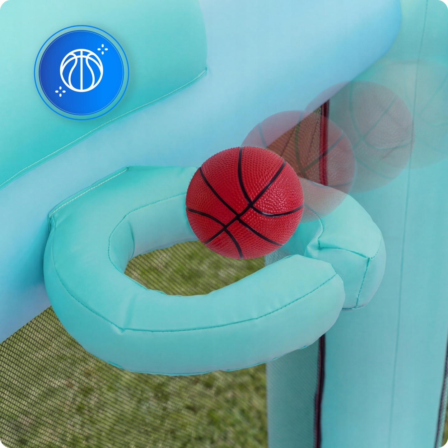Ein roter Basketball auf einem hellblauen aufblasbaren Basketballkorb mit einem Basketballsymbol.