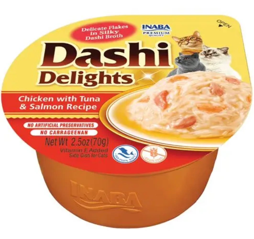 Comida para gatos Dashi Delights con pollo, atún y salmón. Con tres gatos y un cuenco de comida.