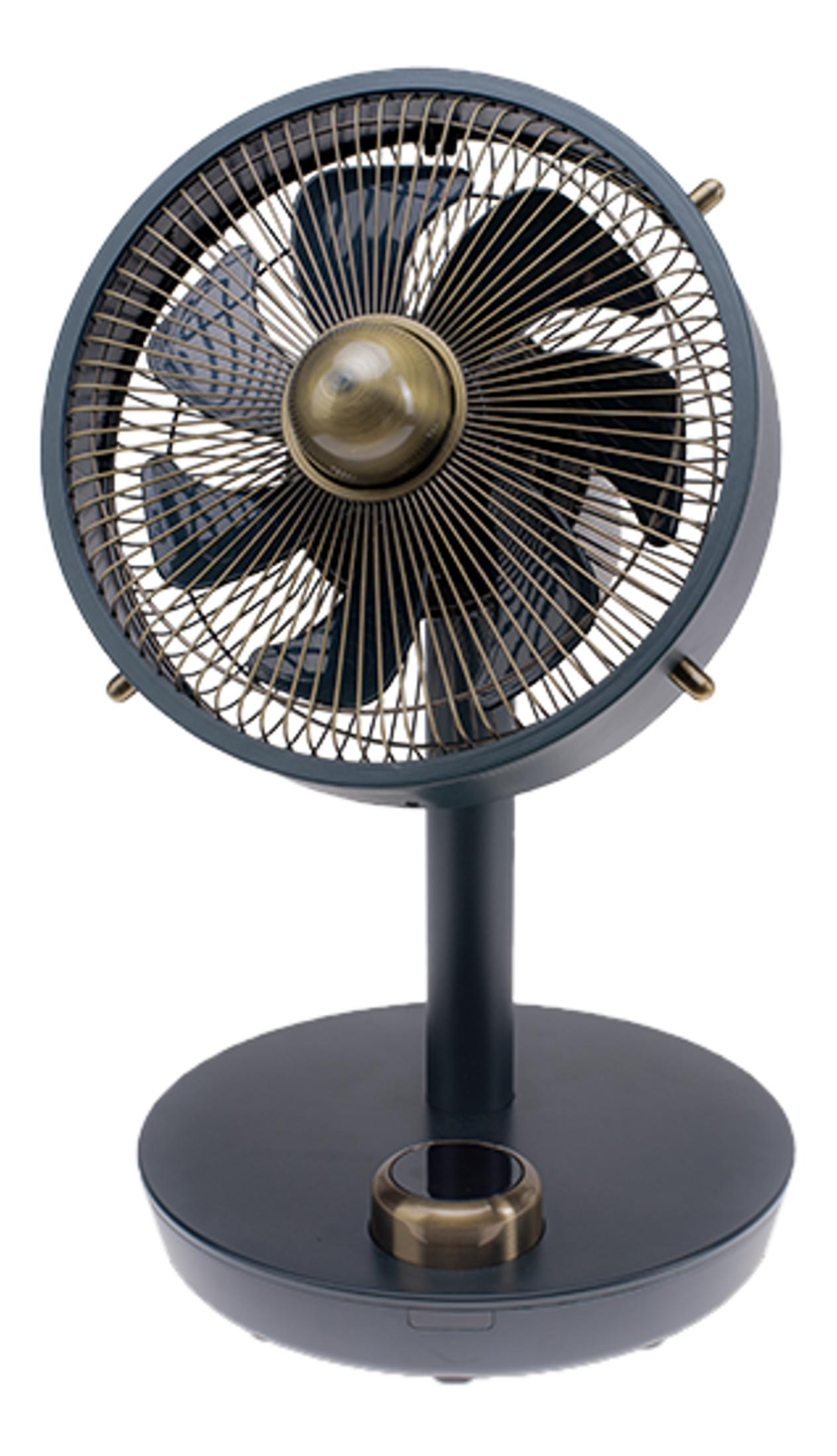 Ein dunkelblauer Retro-Tischventilator mit goldenen Akzenten steht auf einem runden Sockel.
