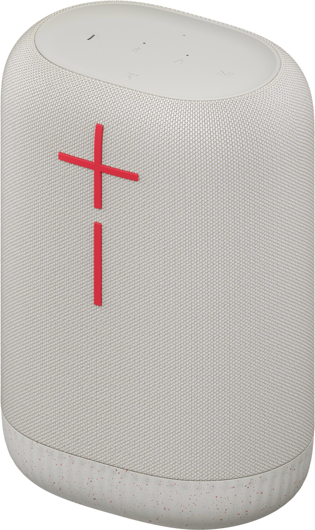 Biały głośnik z czerwonym logo i cętkami na dolnej krawędzi.