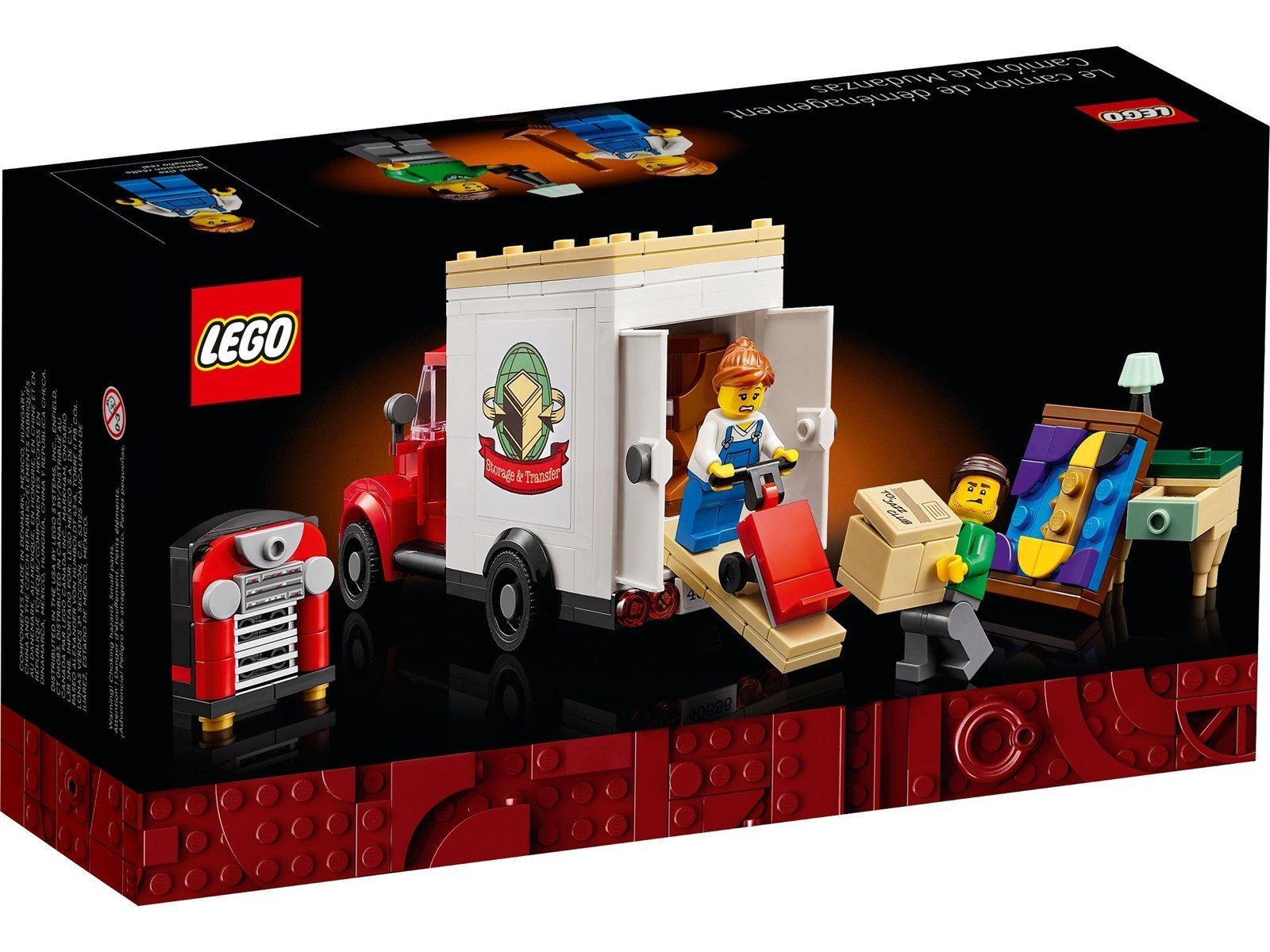 Ein roter LEGO LKW mit weißen Kasten belädt Möbel. Lagerung & Transfer.