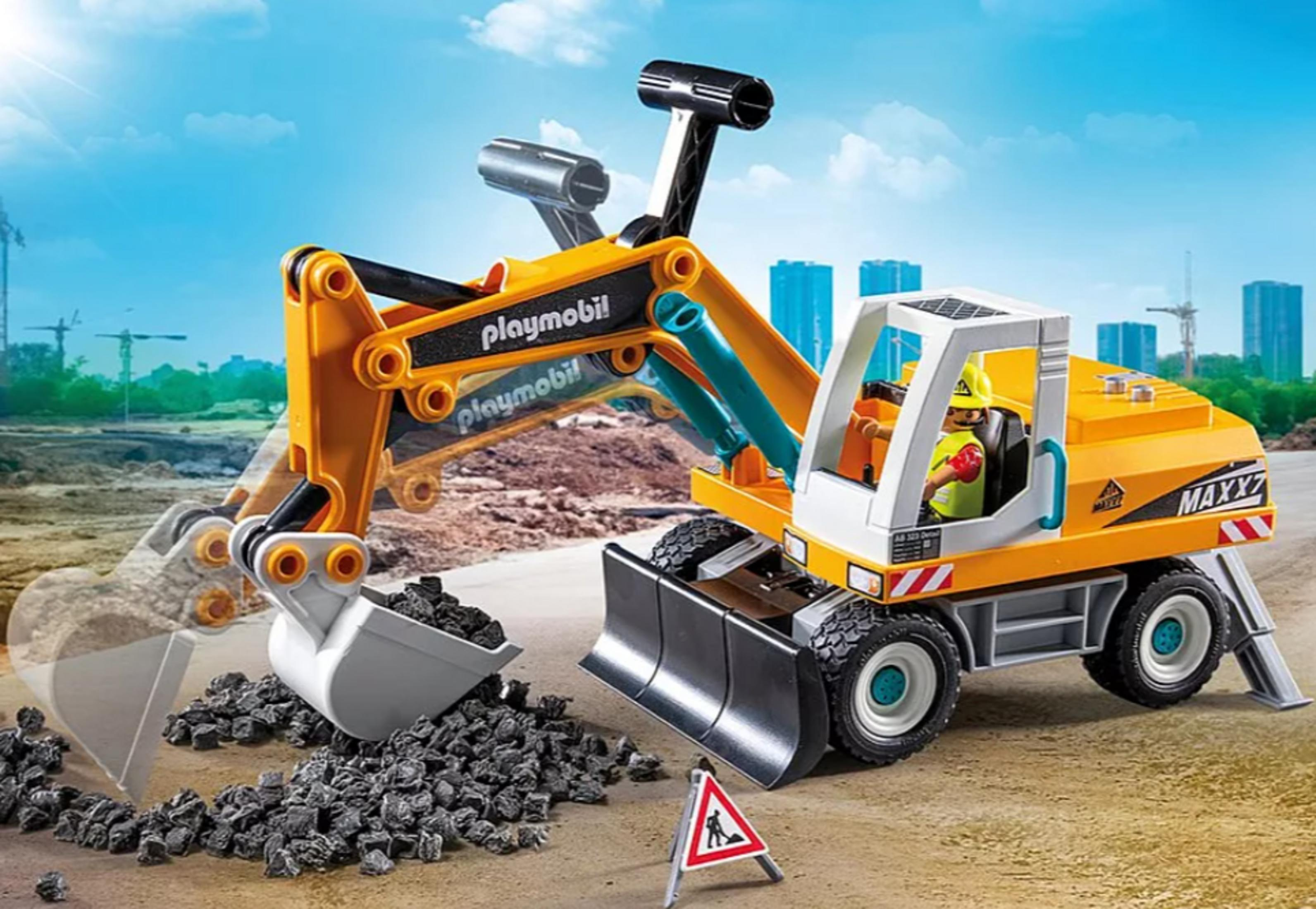 Una excavadora amarilla de Playmobil con un obrero en la cabina en una obra.